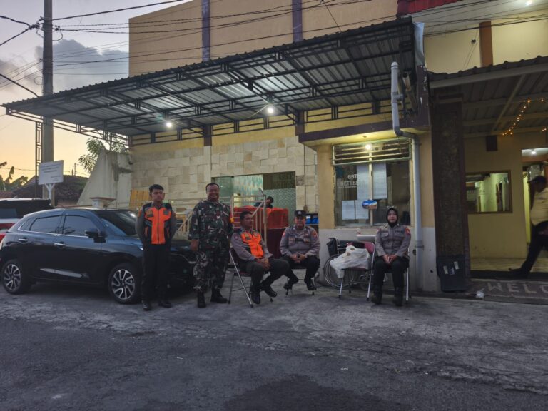 Babinsa Hadir Menjaga Kedamaian, Natal Berlangsung Aman dan Penuh Sukacita di Banyuwangi