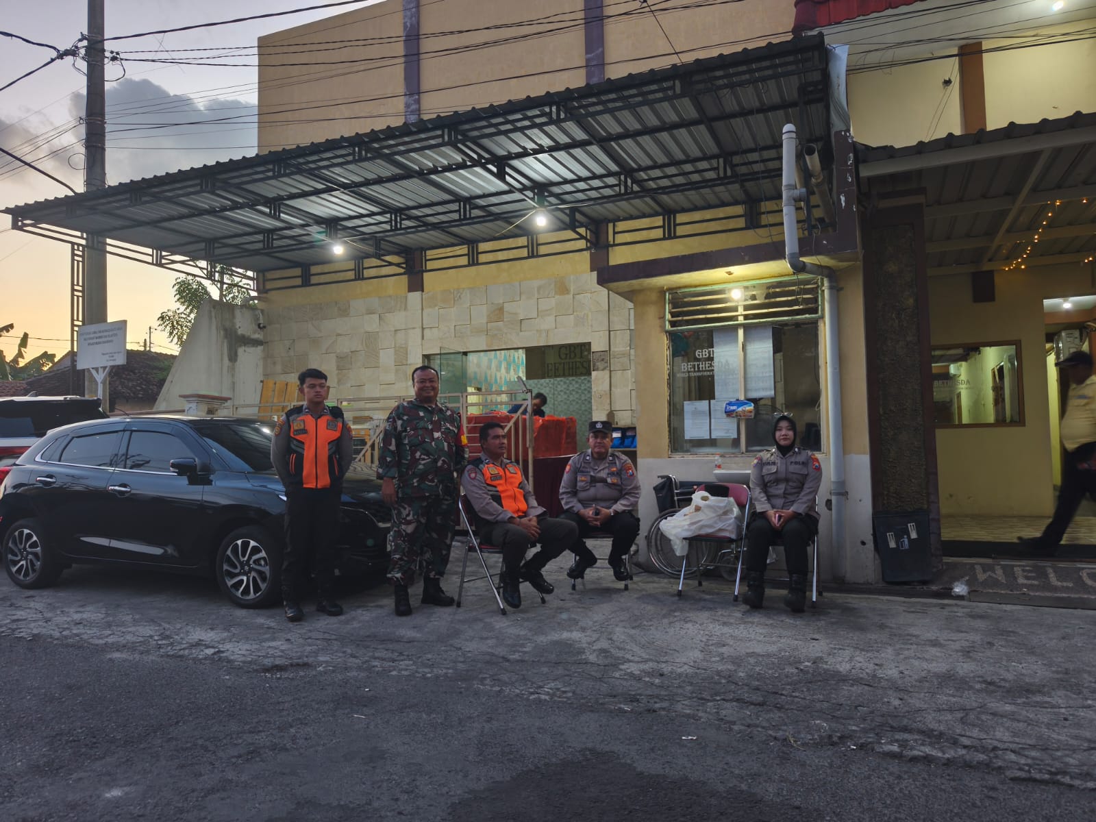 Babinsa Hadir Menjaga Kedamaian, Natal Berlangsung Aman dan Penuh Sukacita di Banyuwangi
