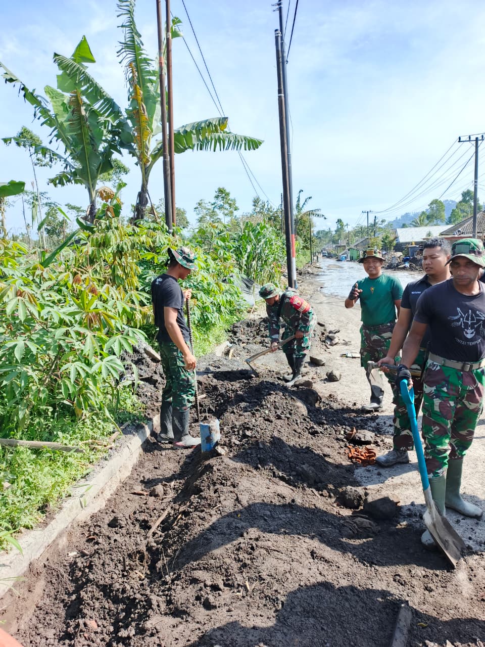 Gerak Cepat Prajurit TNI Lumajang Bersihkan Irigasi Tertimbun Material Erupsi Semeru