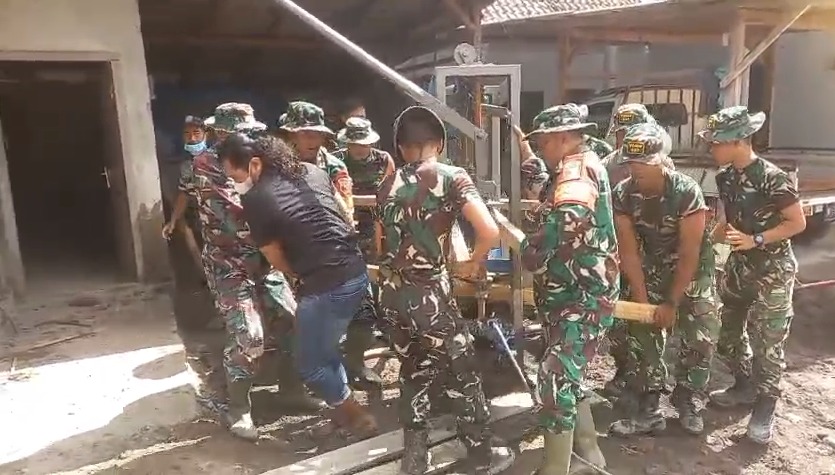 Aksi Cepat TNI: Rumah Warga yang Tertimbun Abu Semeru Dibersihkan Hingga Peralatan Berharga Diselamatkan