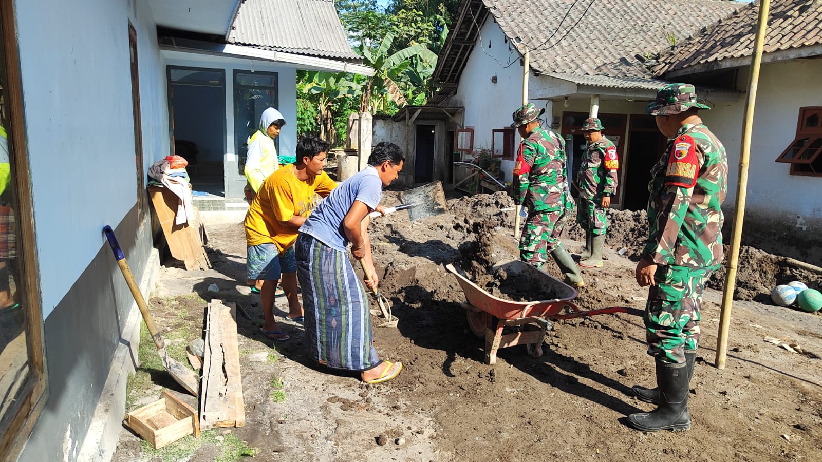 Gencarkan Pembersihan Pasca Erupsi Semeru, Tim Gabungan TNI Bantu Warga Bersihkan Rumah dan Material Vulkanik di Sumbersari