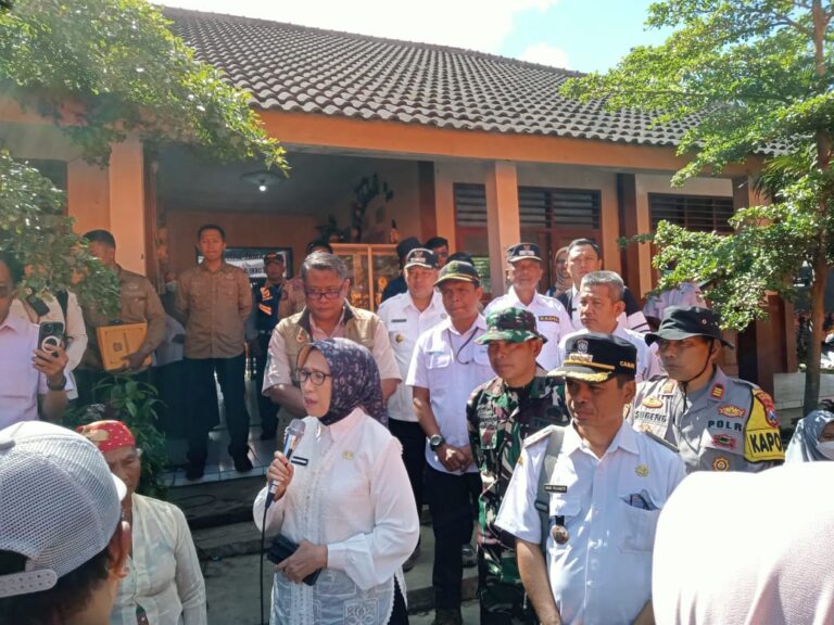 TNI Dampingi Penyerahan Bantuan, Bupati Lumajang Sampaikan Pesan Menyentuh untuk Pengungsi Semeru.