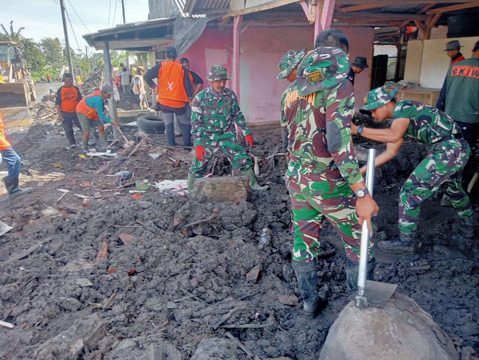 Pulihkan Permukiman, Personel TNI dan Relawan Evakuasi Material Vulkanik di Gumukmas.