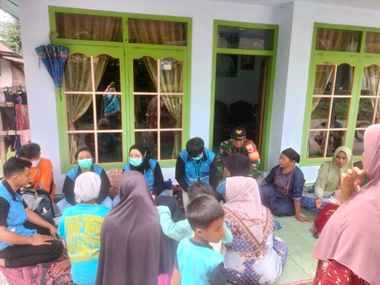 Babinsa Supiturang Dampingi Pemeriksaan Kesehatan Warga yang Mengungsi di Rumah Kerabat.