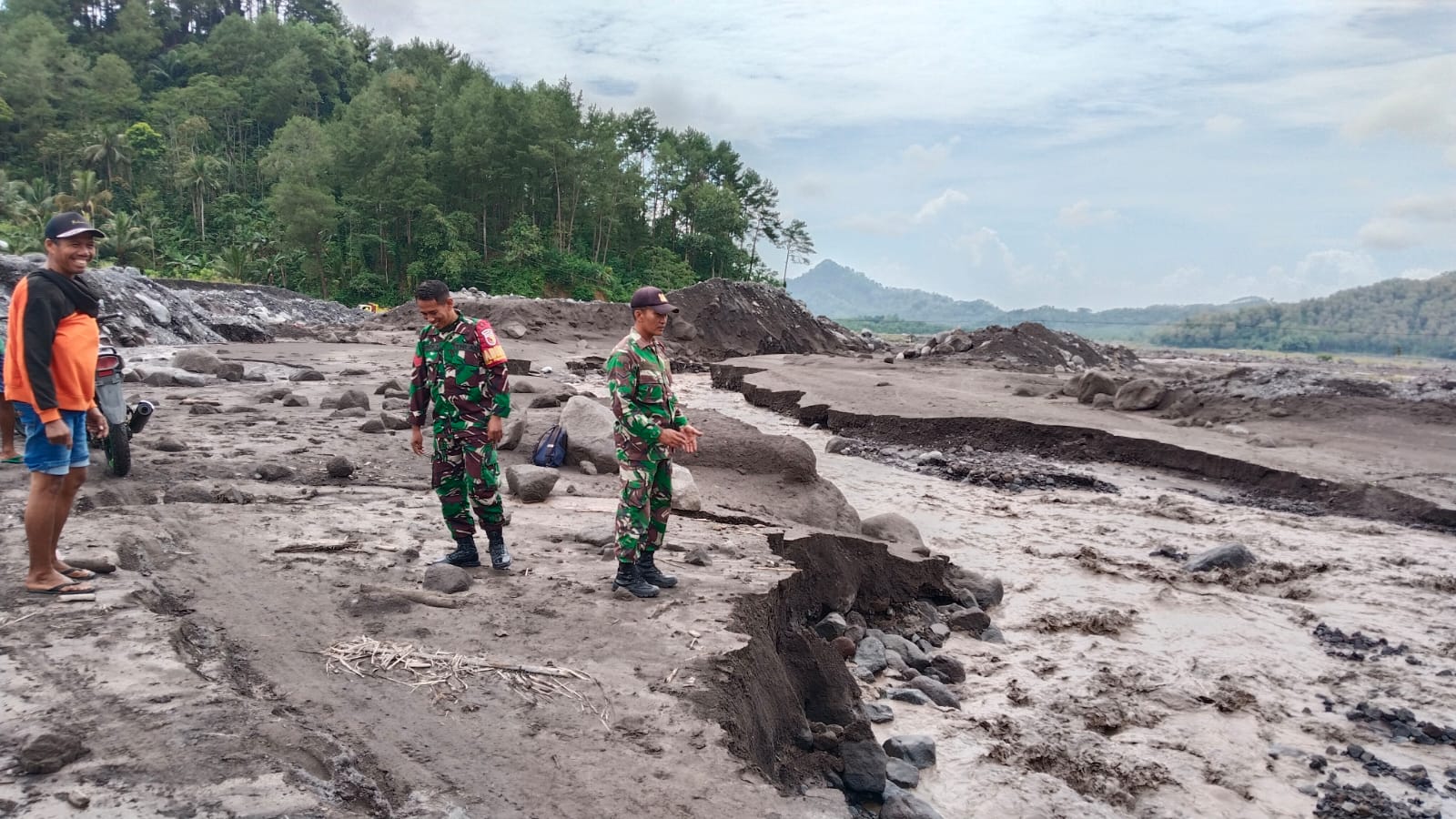 Personel Kodim 0821 Disiagakan di Jembatan Limpas Sumber Langsep untuk Pengamanan dan Bantu Aktivitas Warga.