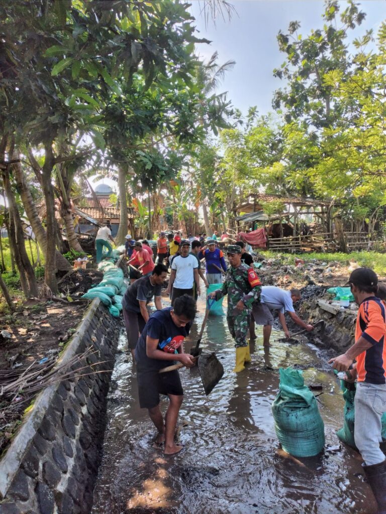 Babinsa Kelurahan Sobo Sertu Didik Budi Prasetyo Ajak Warga Normalisasi Saluran Air untuk Cegah Banjir