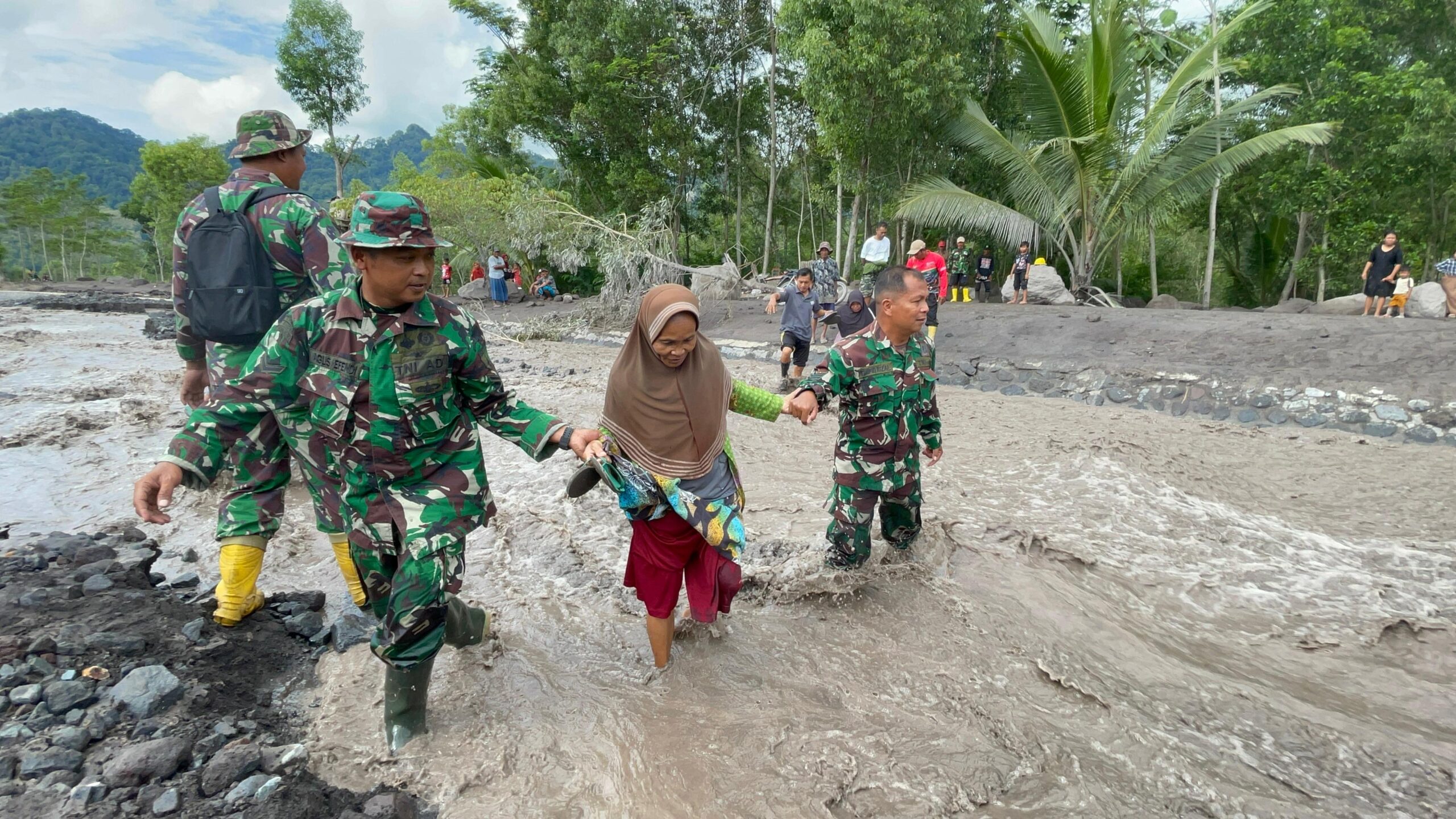 Personel Siaga Bencana Kodim 0821/Lumajang Bantu Warga Menyebrang Sungai Dusun Sumberlangsep