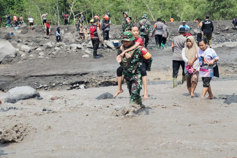 TNI Evakuasi Warga di Tengah Derasnya Lahar Dingin Semeru: Wujud Nyata Pengabdian Tanpa Batas.