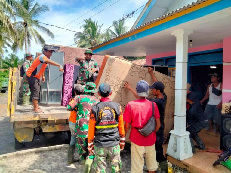 Selamatkan Harta Benda Korban, Bati Tuud Koramil Candipuro Pimpin Evakuasi Aset Warga Terdampak Lahar Dingin