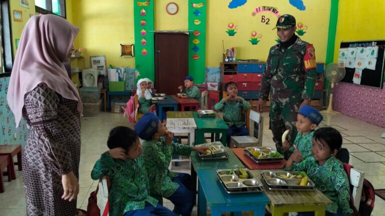 Wawancara Menarik Babinsa Kelurahan Tukangkayu Serda Wahyu Armansyah: “Anak-anak ini masa depan kita, gizi mereka adalah prioritas.”