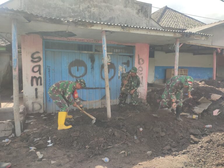 Percepatan Pemulihan: TNI Lumajang Gotong Royong Bersihkan Material Lahar di Rumah Warga