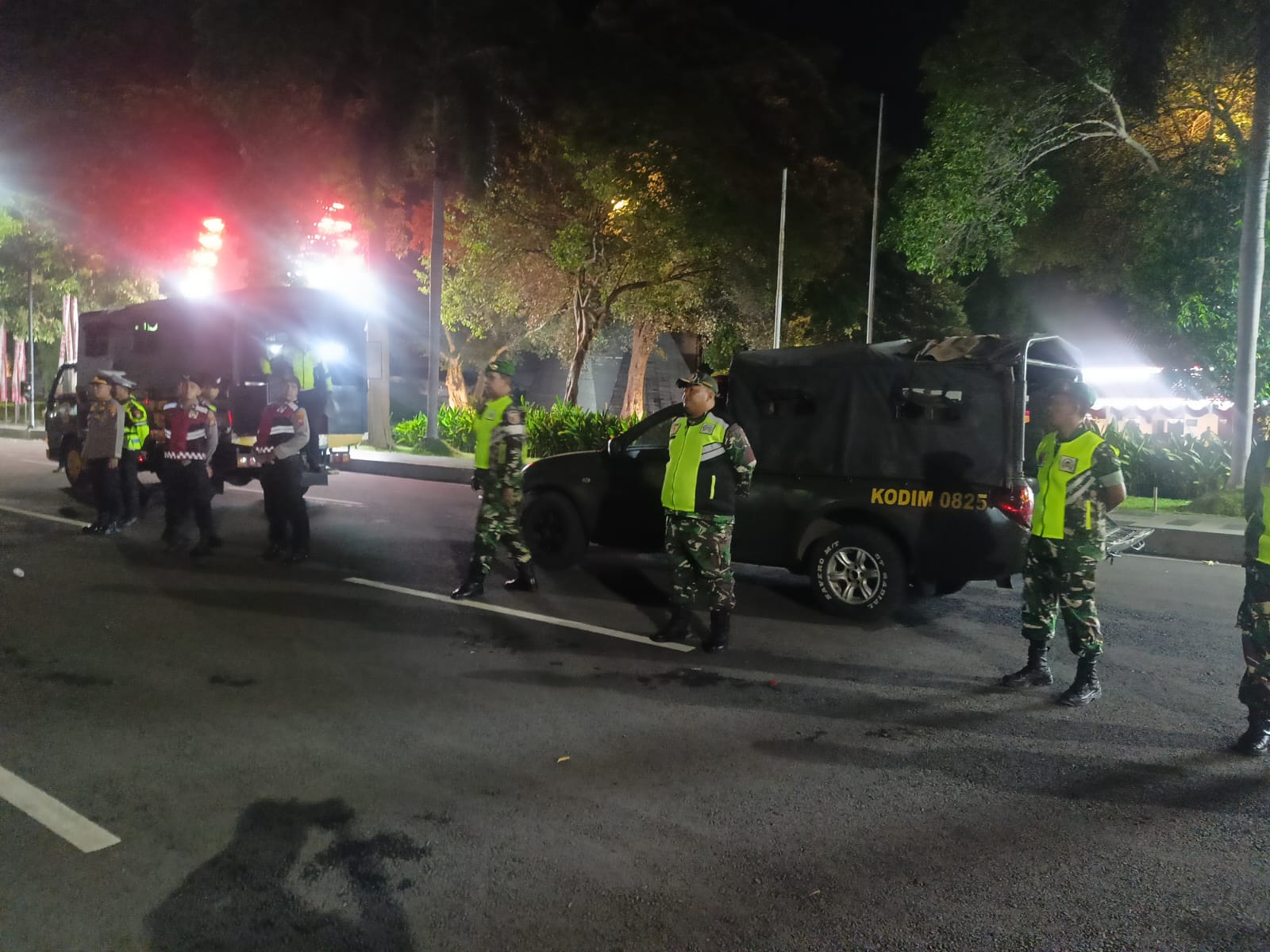 Personel Koramil 0825/01 Banyuwangi Bersama Polresta Banyuwangi Gelar Patroli Skala Besar Jaga Kamtibmas