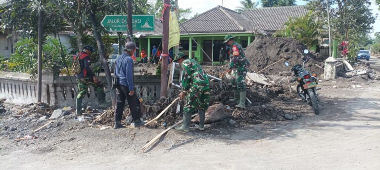 Bersama Menyingkirkan Material Vulanik : Kolaborasi TNI, Polri, Relawan, dan Warga Pulihkan Pronojiwo