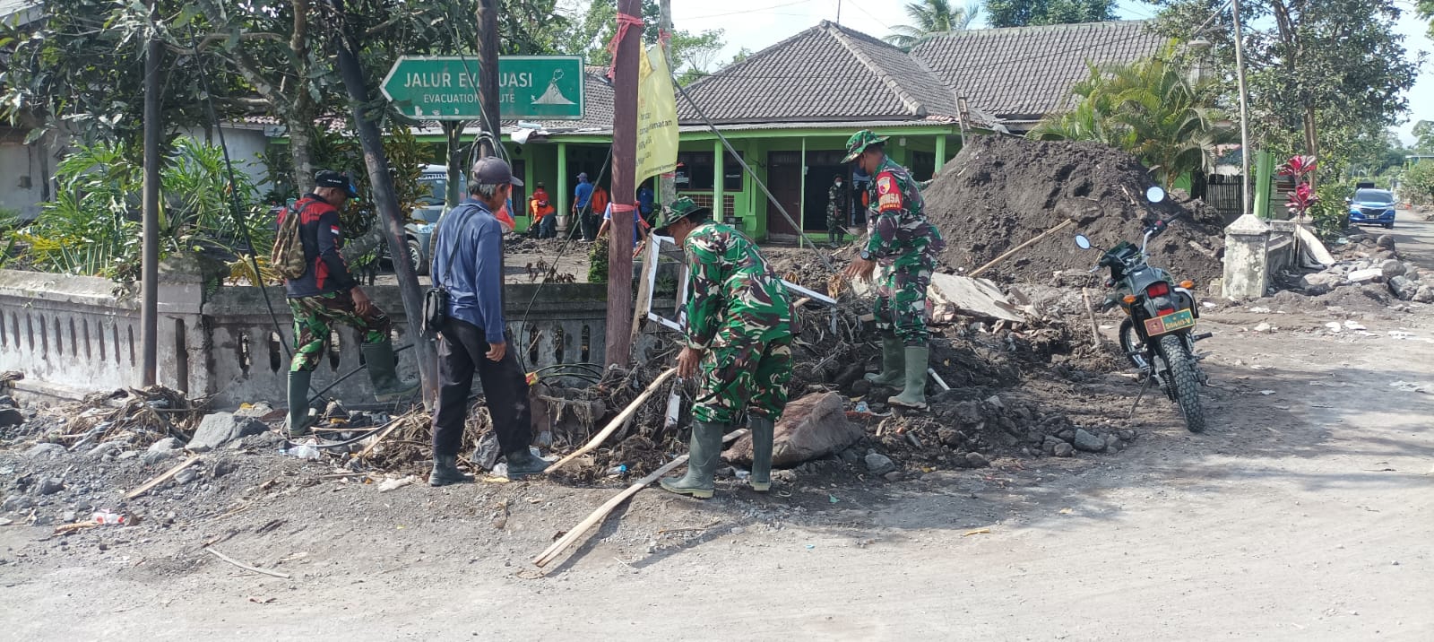 Bersama Menyingkirkan Material Vulanik : Kolaborasi TNI, Polri, Relawan, dan Warga Pulihkan Pronojiwo