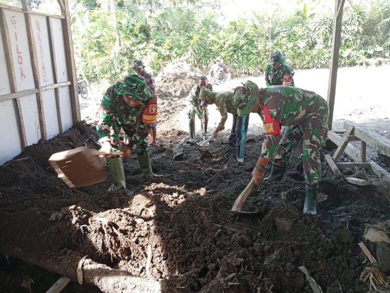 Anggota Kodim 0821 Lumajang Dipimpin Peltu M. Sholeh Bersihkan Material Vulkanik di Desa Supit Urang