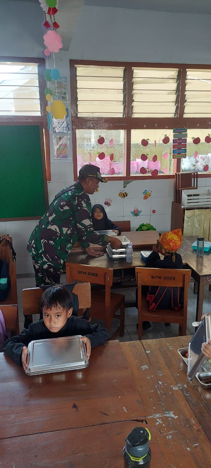 Babinsa Kelurahan Pengantigan Koramil 0825/01 Banyuwangi Dampingi Pembagian Makanan Bergizi Gratis, Guru dan Murid Terharu: “Terima Kasih Pak Joni…”