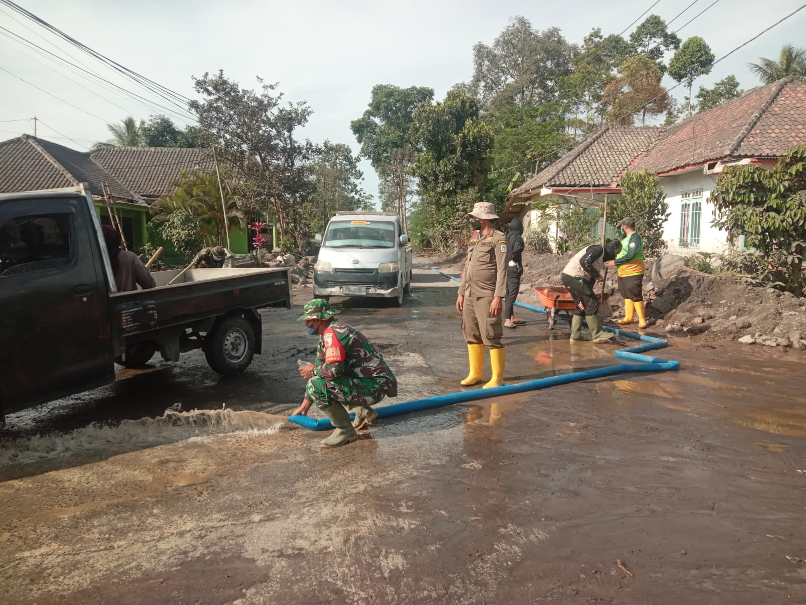 Personel Gabungan TNI, BPBD, dan Relawan Kerahkan Kekuatan Bersihkan Jalan Tertimbun Material Vulkanik Semeru.
