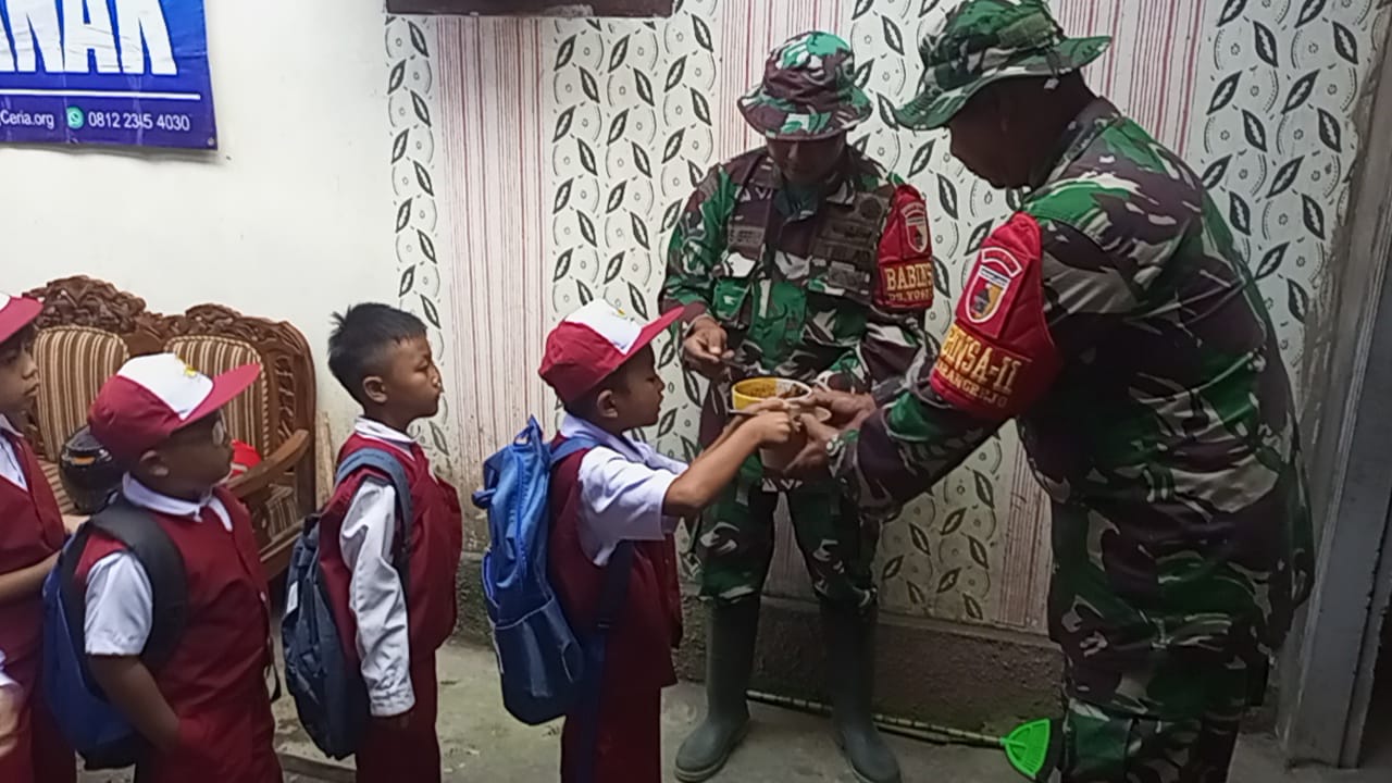 TNI Dampingi Guru Mengajar di Sekolah Darurat untuk Pastikan Hak Belajar Anak Tetap Terpenuhi