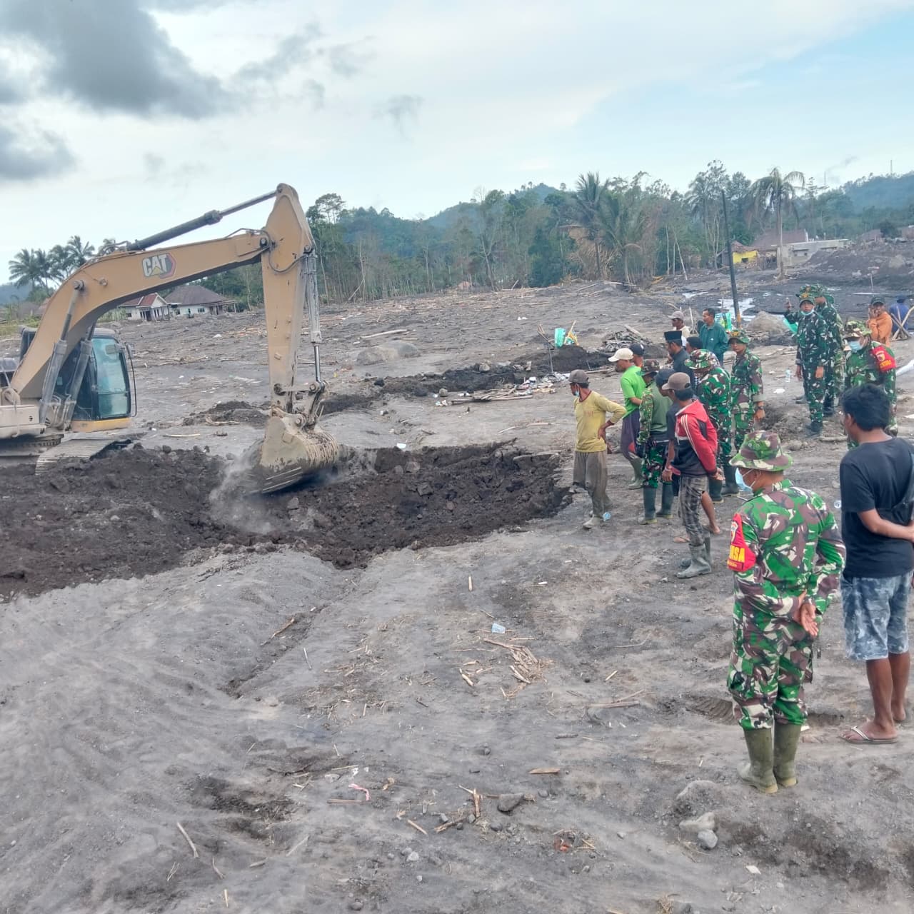 Tim Gabungan TNI Evakuasi Puing Rumah Warga yang Tertimbun Material Vulkanik Semeru