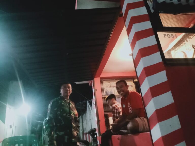 Babinsa Kelurahan Sobo Dekatkan Diri Dengan Warga, Sertu Didik Budi Prasetyo Sambangi Pos Ronda Malam