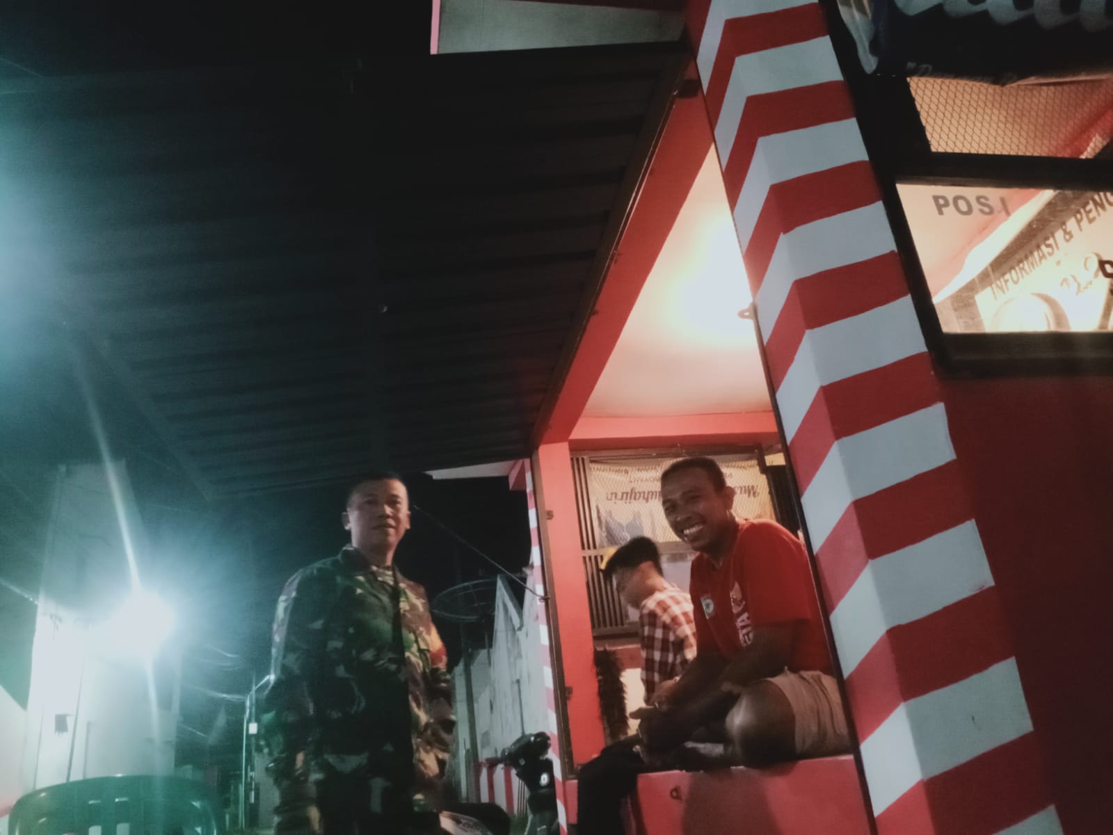 Babinsa Kelurahan Sobo Dekatkan Diri Dengan Warga, Sertu Didik Budi Prasetyo Sambangi Pos Ronda Malam