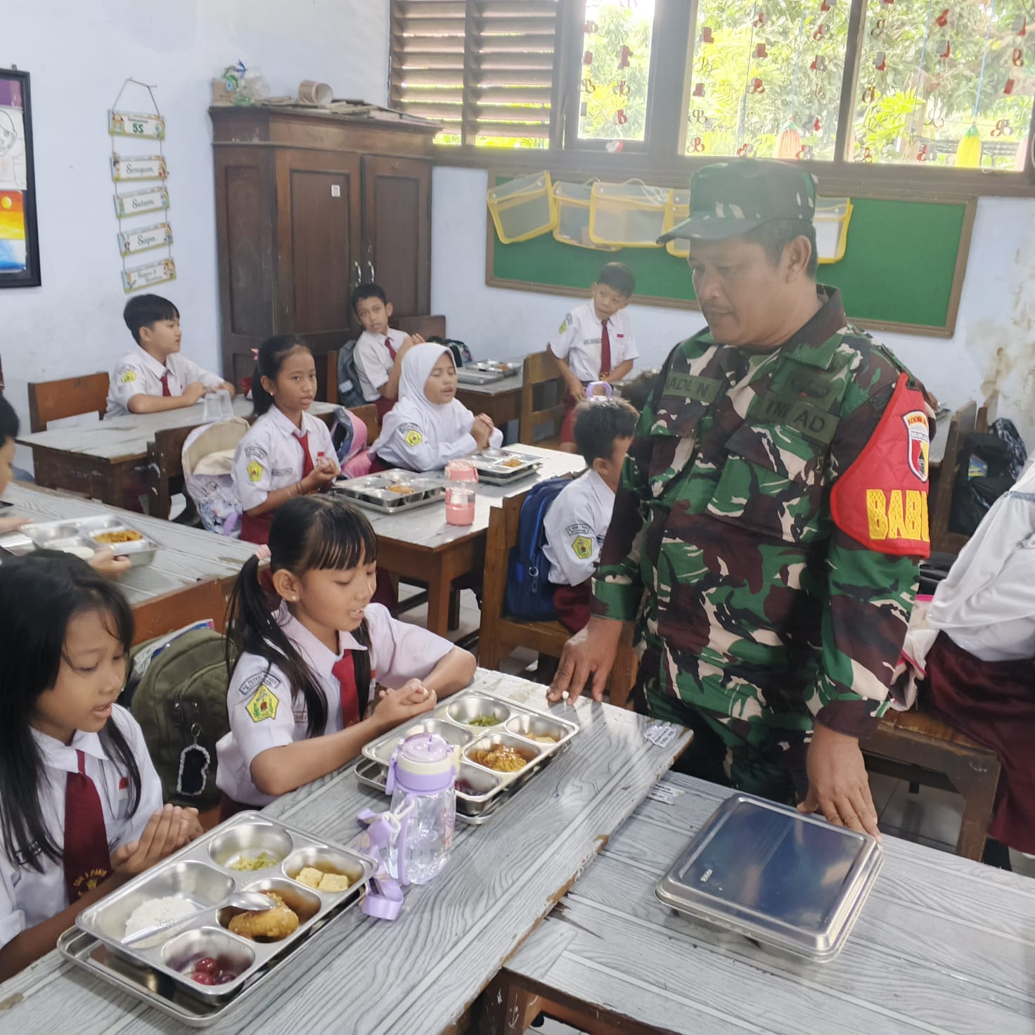 TNI AD Dampingi Pendistribusian Makan Bergizi Gratis untuk 2.236 Siswa di Kelurahan Pakis Banyuwangi