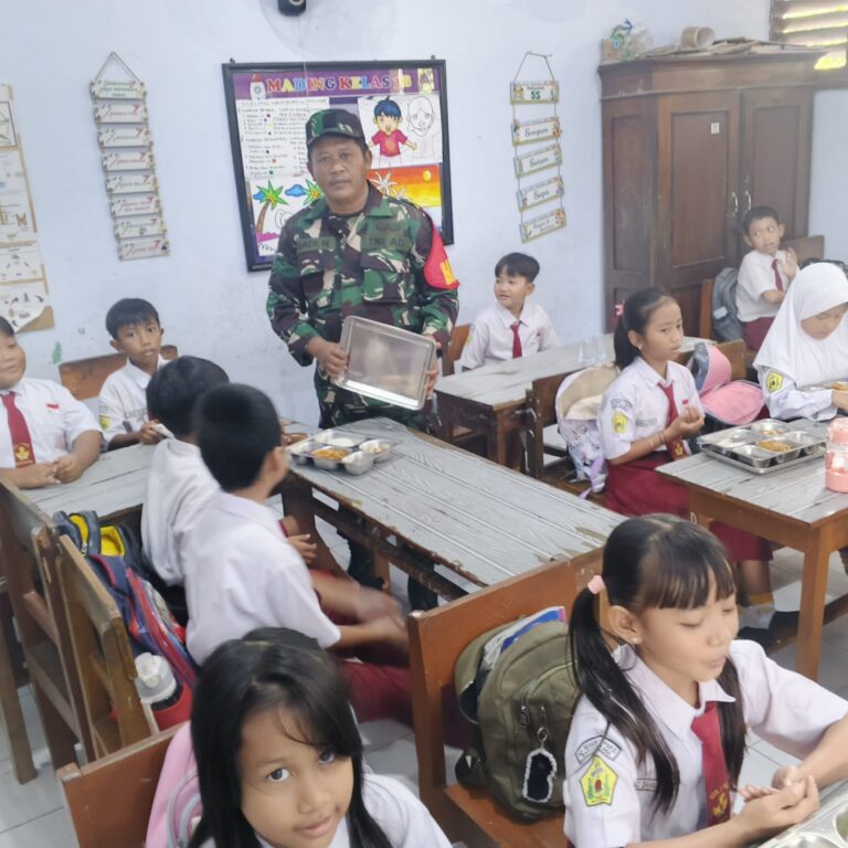 Babinsa Sumberrejo Kawal Menyeluruh Program Makan Bergizi Gratis, Pastikan Ribuan Porsi Tepat Sasaran di Banyuwangi