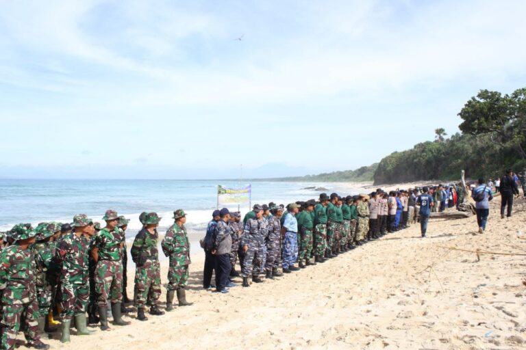 Korve Gotong Royong Bersama Masyarakat, Gerakan AASRI Kodim 0825/Banyuwangi Satukan TNI–Polri Jaga Pantai Pancur