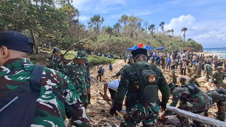 Sinergi Tanpa Batas TNI dan Warga ‘Geruduk’ Pantai Pancur Bersihkan Sampah Kayu