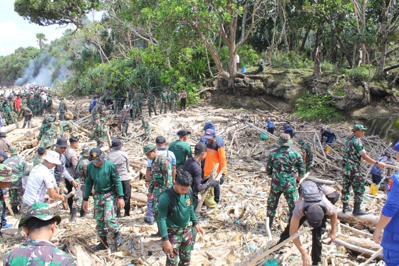 Kodim 0825 Banyuwangi Bersihkan Pantai Pancur Alas Purwo Lewat Gerakan “ASRI”