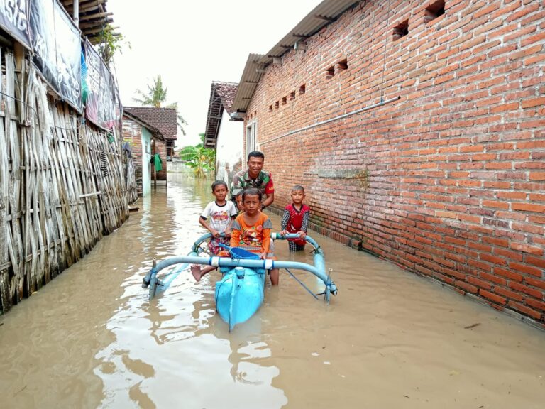 Babinsa Sobo Jadi Garda Terdepan Bantu Warga Terdampak Banjir, Dedikasi Prajurit yang Dekat dengan Masyarakat