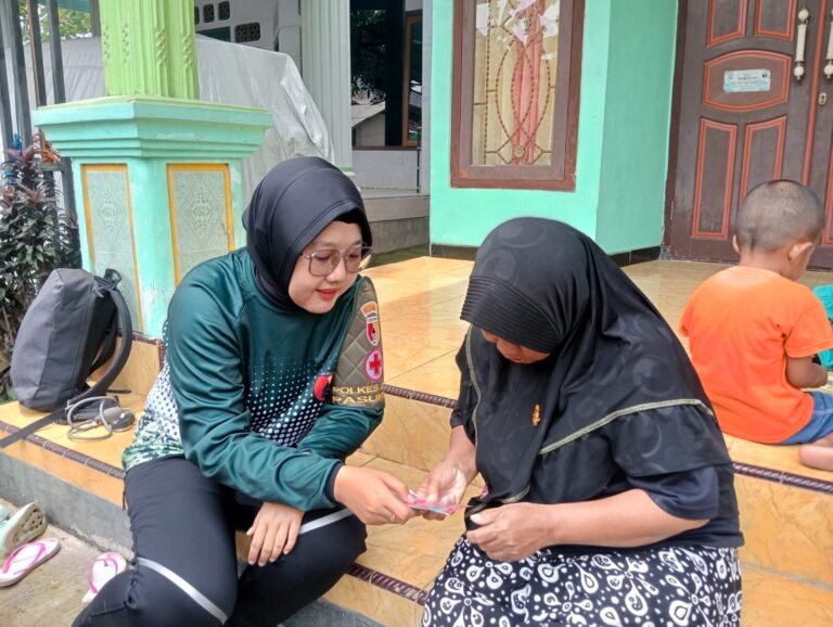 Sentuhan Peduli di Pinggir Jalan, Pemeriksaan Kesehatan Gratis Polkes TMMD Menyapa Warga