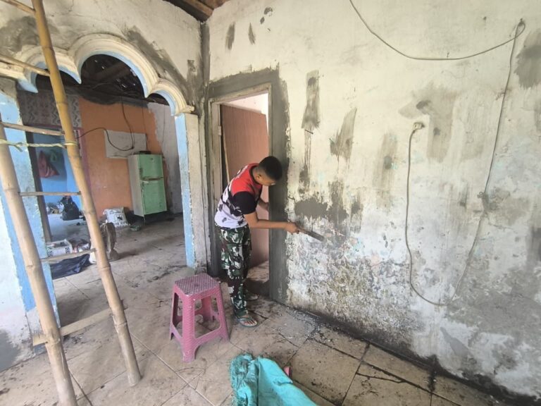 Mata Berkaca di Teras Baru: Muklis Sambut Rumah Impian dari Satgas TMMD