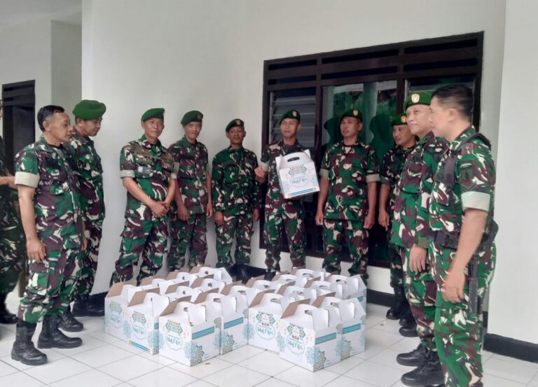 Dapur MBG Kelurahan Pakis Bagikan Parcel Lebaran kepada Anggota Koramil 0825-01 Banyuwangi