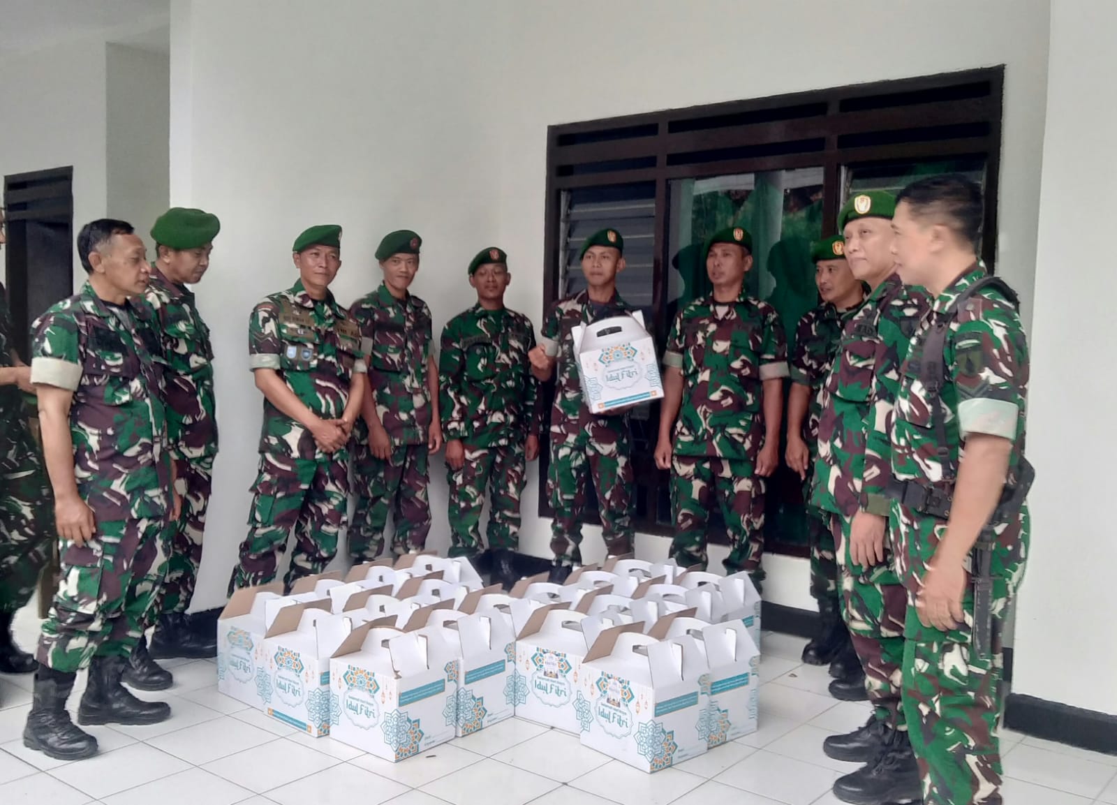 Dapur MBG Kelurahan Pakis Bagikan Parcel Lebaran kepada Anggota Koramil 0825-01 Banyuwangi