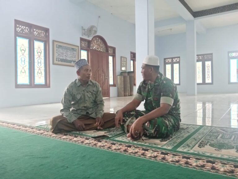 “Mudah-mudahan Berkah” Kata Warga Saat Prajurit TMMD Temani Ngobrol Sore