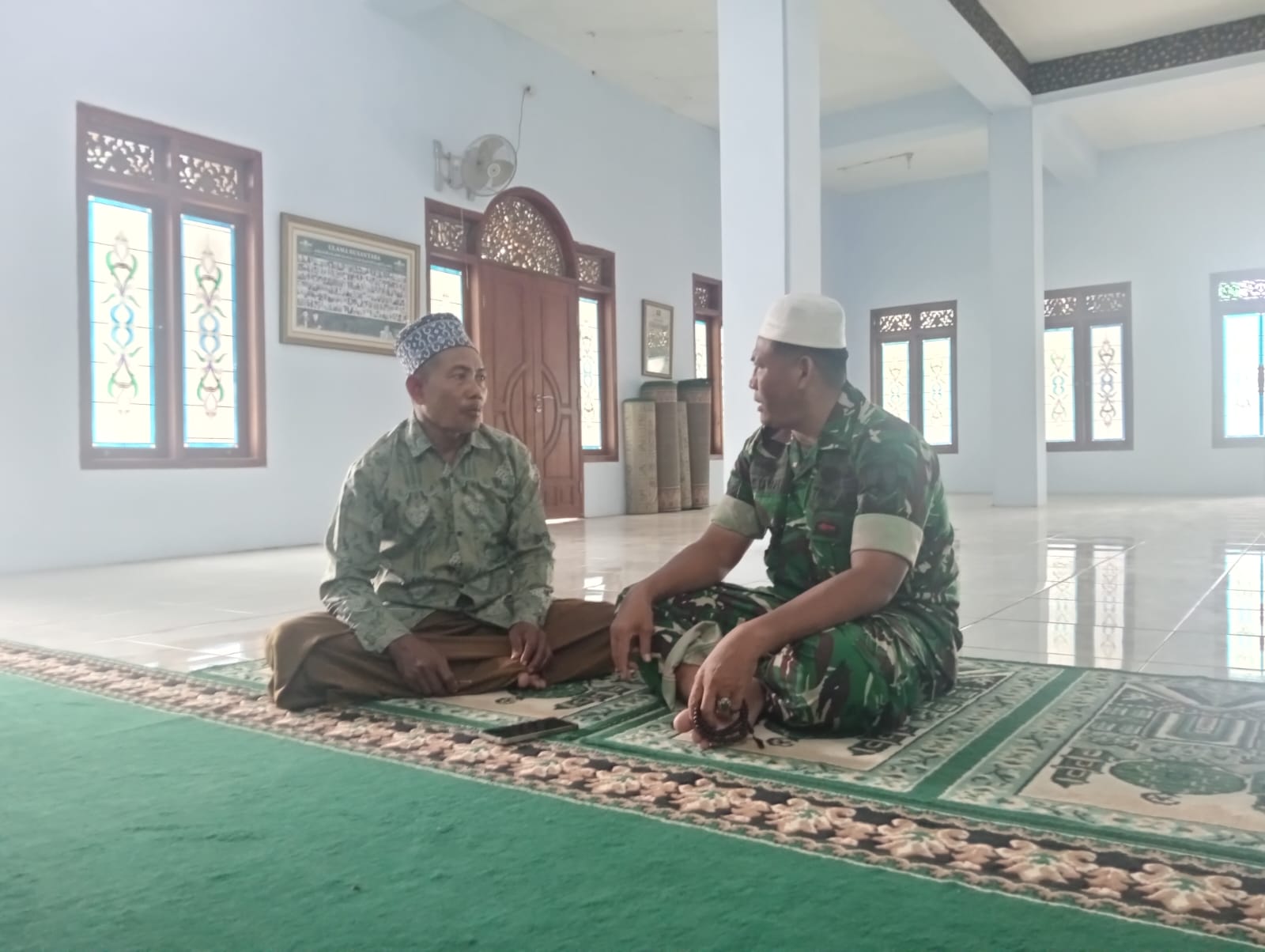 “Mudah-mudahan Berkah” Kata Warga Saat Prajurit TMMD Temani Ngobrol Sore