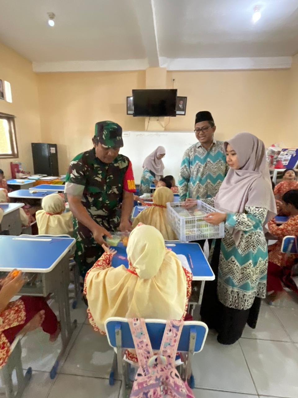 Babinsa Sumberrejo Pantau Penyaluran Makan Bergizi Gratis di SD Negeri Sumberrejo