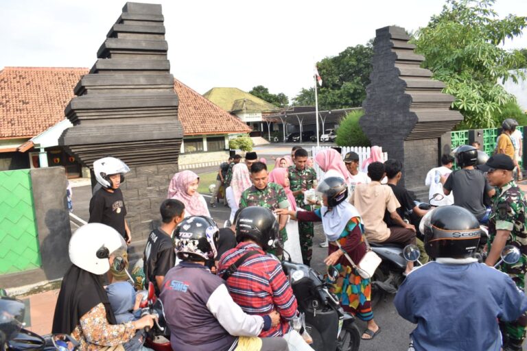Ramadan Penuh Berkah, Persit Kodim 0825/Banyuwangi Tebar Kepedulian Lewat Aksi Berbagi Takjil