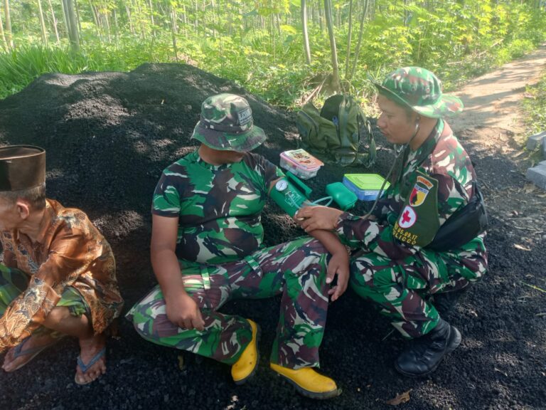Keterlibatan Poliklinik Kesehatan (Polkes) TNI AD 05-09-17 Probolinggo dalam kegiatan TNI Manunggal Membangun Desa (TMMD) ke-128 Tahun 2026 di wilayah Kodim 0820/Probolinggo