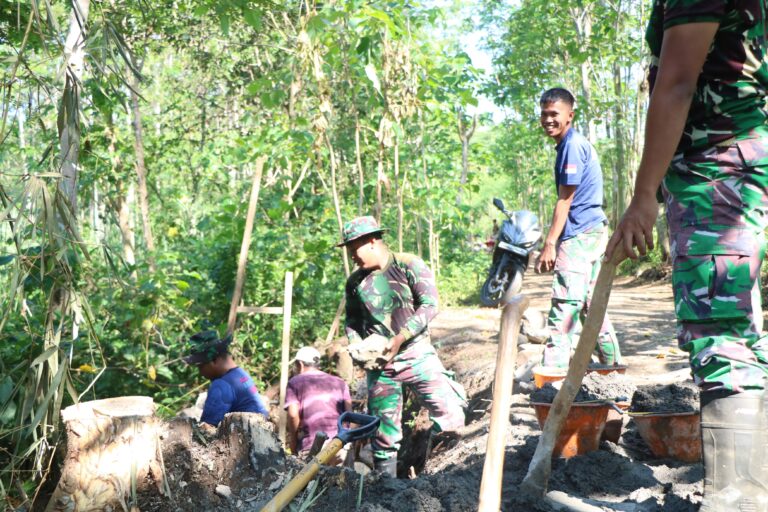 Satgas TMMD ke-128 Kodim 0820 Probolinggo Bangun Tanggul Penahan Tanah di Dusun Klagin. 