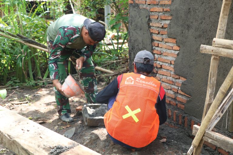 Satgas TMMD ke-128 Kodim 0820 Probolinggo Bangun 15 Tangki Septik Individual di Desa Brabe