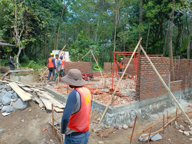Kondisi Musholla Baithurrohim Sebelum Pembangunan Jadi Perhatian Satgas TMMD ke-128 Kodim 0820 Probolinggo