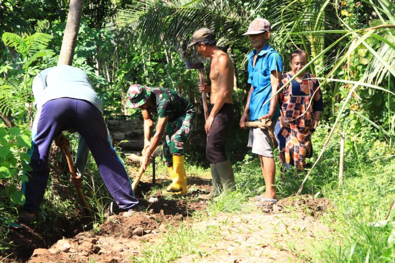 Medan Sulit Tak Surutkan Semangat, Satgas TMMD ke-128 Bangun Jalan Paving di Dusun Klagin