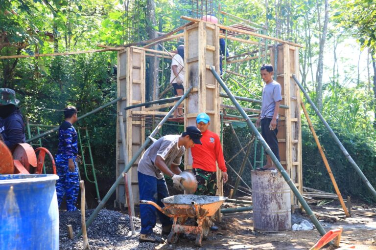 Pembangunan Tandon SPAM dan Pipanisasi di Dusun Klagin Terus Dikebut Satgas TMMD ke-128