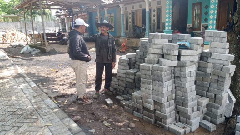 *TMMD ke-128 di Probolinggo Perbaiki Akses Dusun Klagin Desa Brabe Lewat Pavingisasi Jalan*