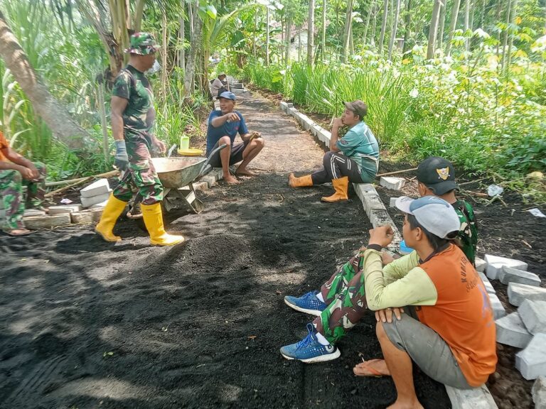 *Keakraban Satgas TMMD Probolinggo dan Warga Desa Brabe Maron Menguat di Tengah Pengerjaan Pavingisasi*