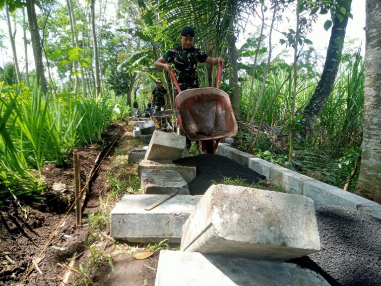 *Pavingisasi TMMD ke-128 di Dusun Klagin Percepat Akses Warga Desa Brabe*