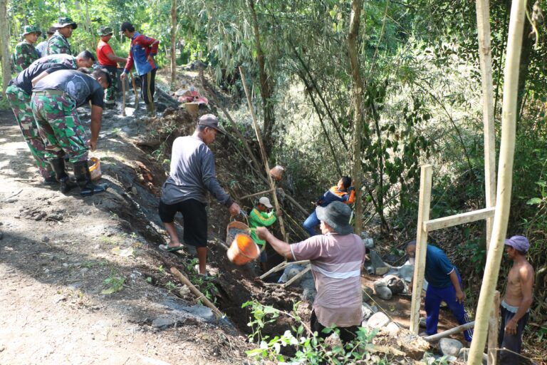 Sinergi TNI Bangun Tanggul Penahan Tanah TPT, Hari Pertama TMMD ke-128 di Desa Brabe Dimulai Probolinggo.