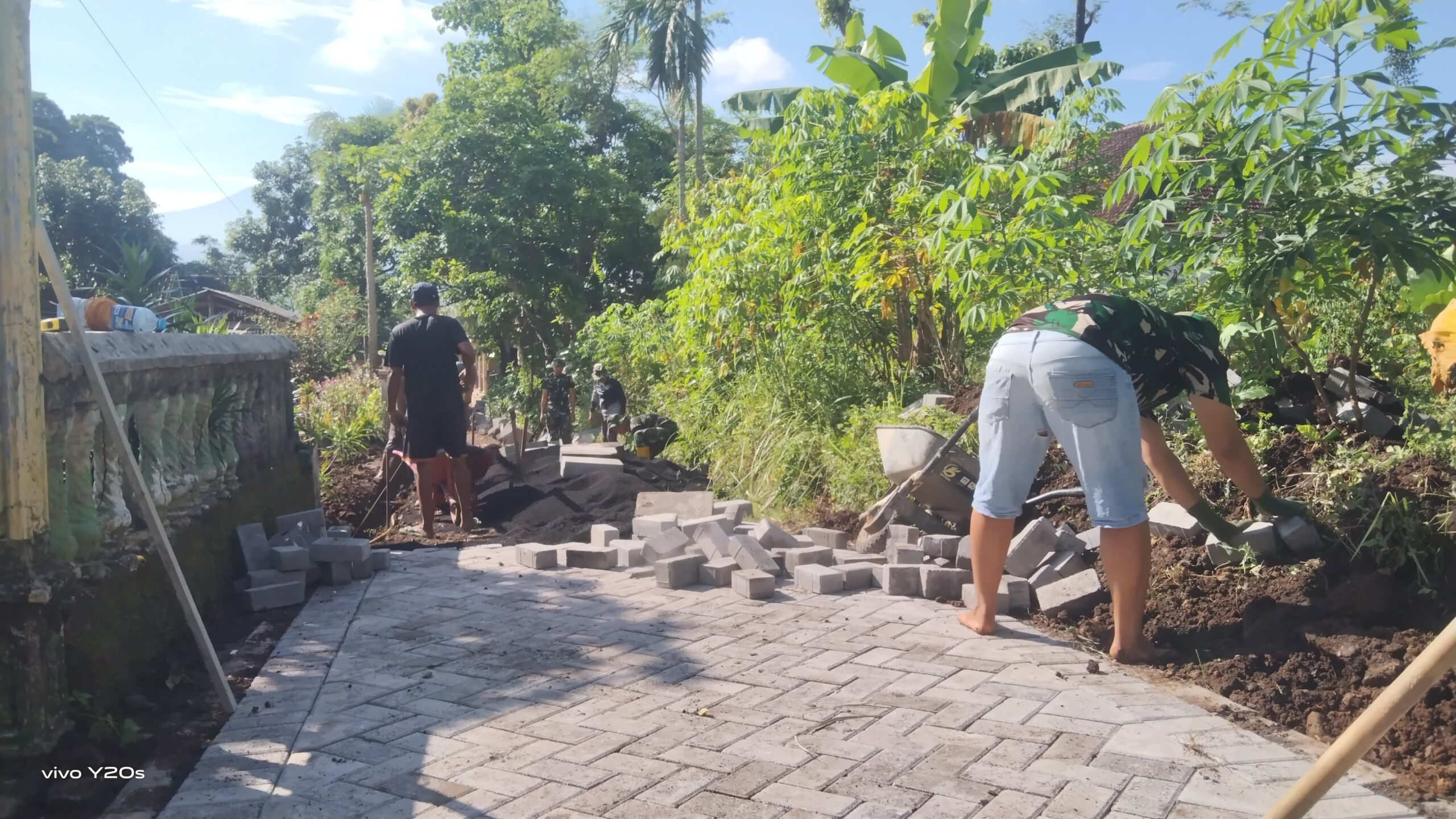 Personel TMMD ke 128 Tahun 2026 Kodim 0820/Probolinggo, Cuaca Cerah Dukung Pemasangan Paving di Dusun Klading Desa Brabe Kecamatan Maron Probolinggo.